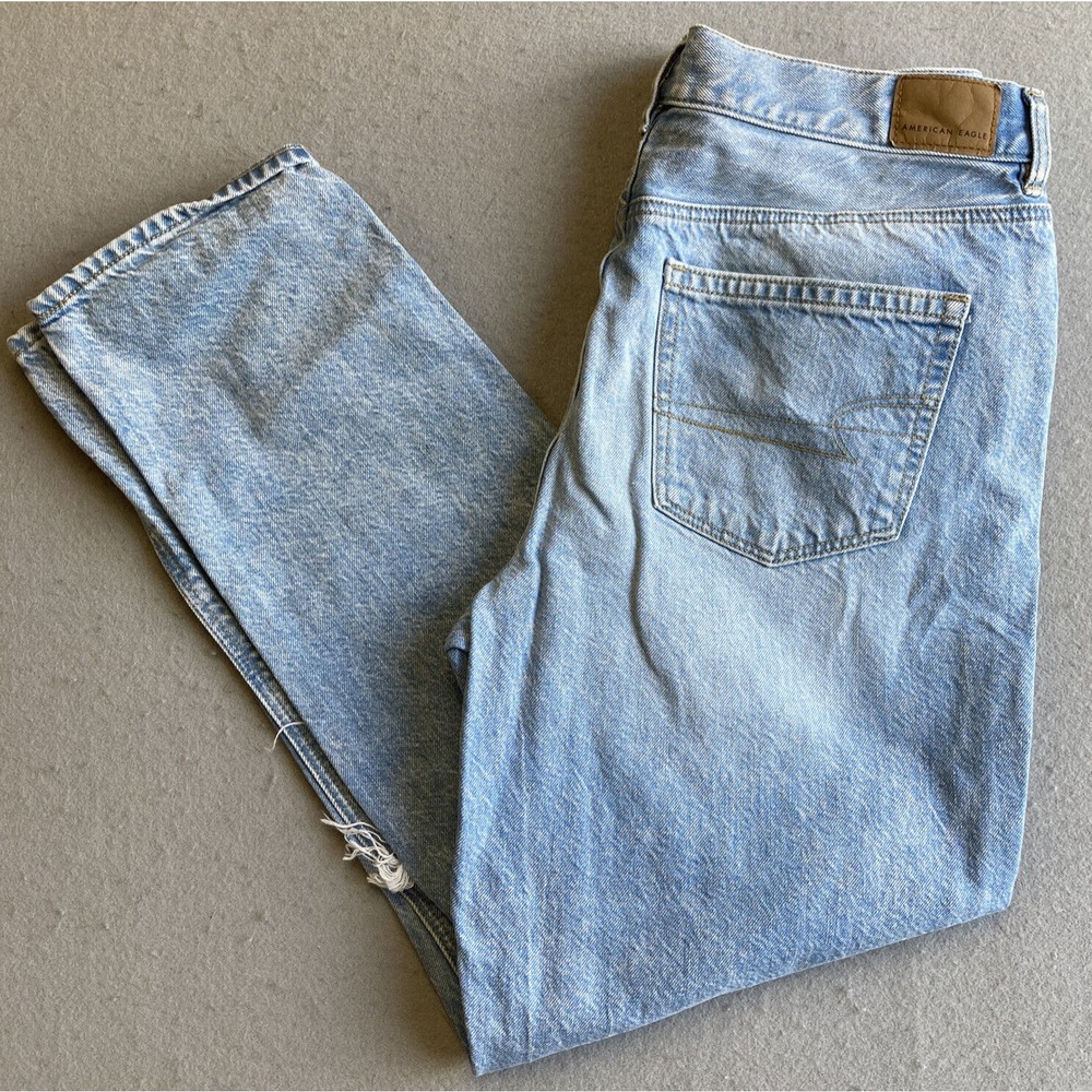 AMERICAN EAGLE Mom Jean Sz 8 Regular Light Wash Distressed (Measures: 30x27.5)
